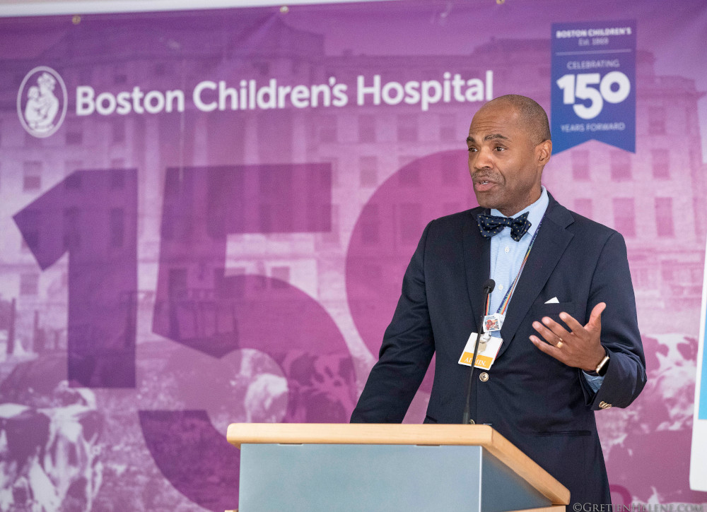 كيفن تشرشل، الرئيس التنفيذي لمستشفى Boston Children's، يتحدّث من خلف منصة.